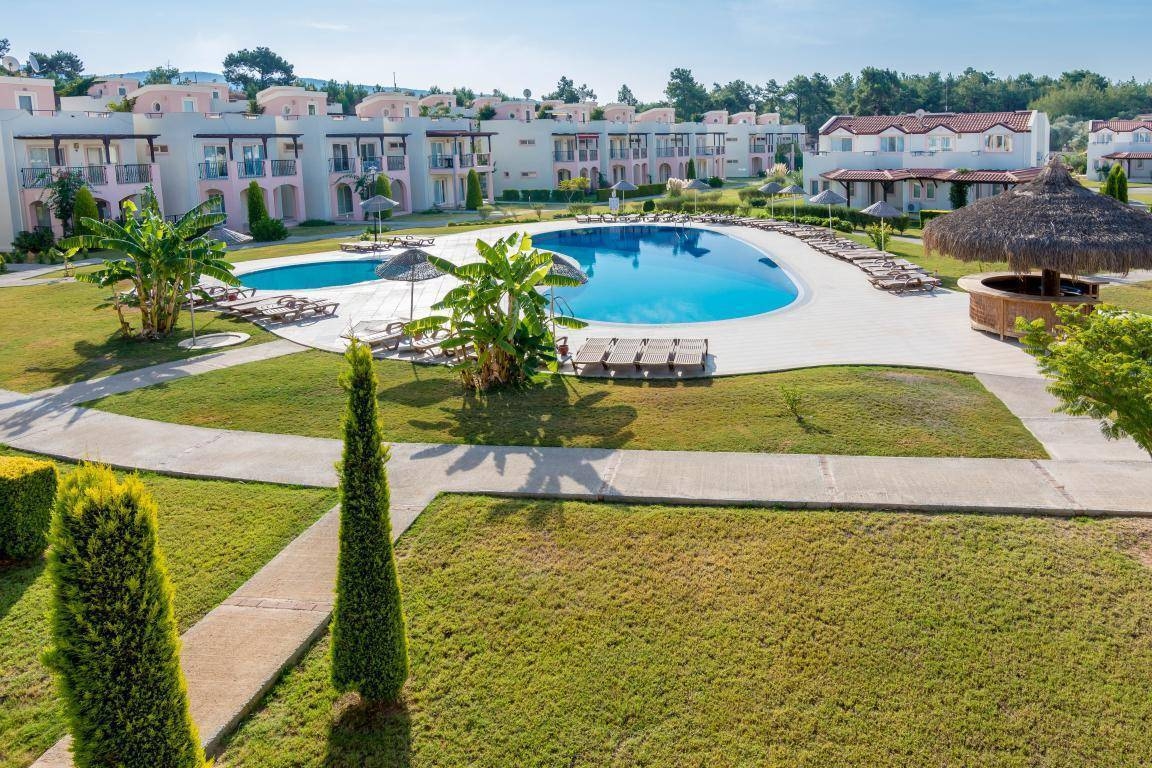 Didim Akbük'te Site İçerisinde, Deniz ve Havuz Manzaralı, 3+1 Villa