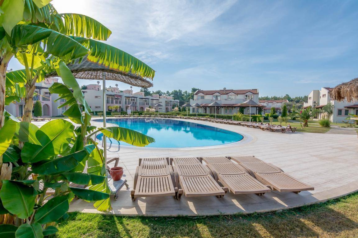 Didim Akbük'te Site İçerisinde, Deniz ve Havuz Manzaralı, 3+1 Villa