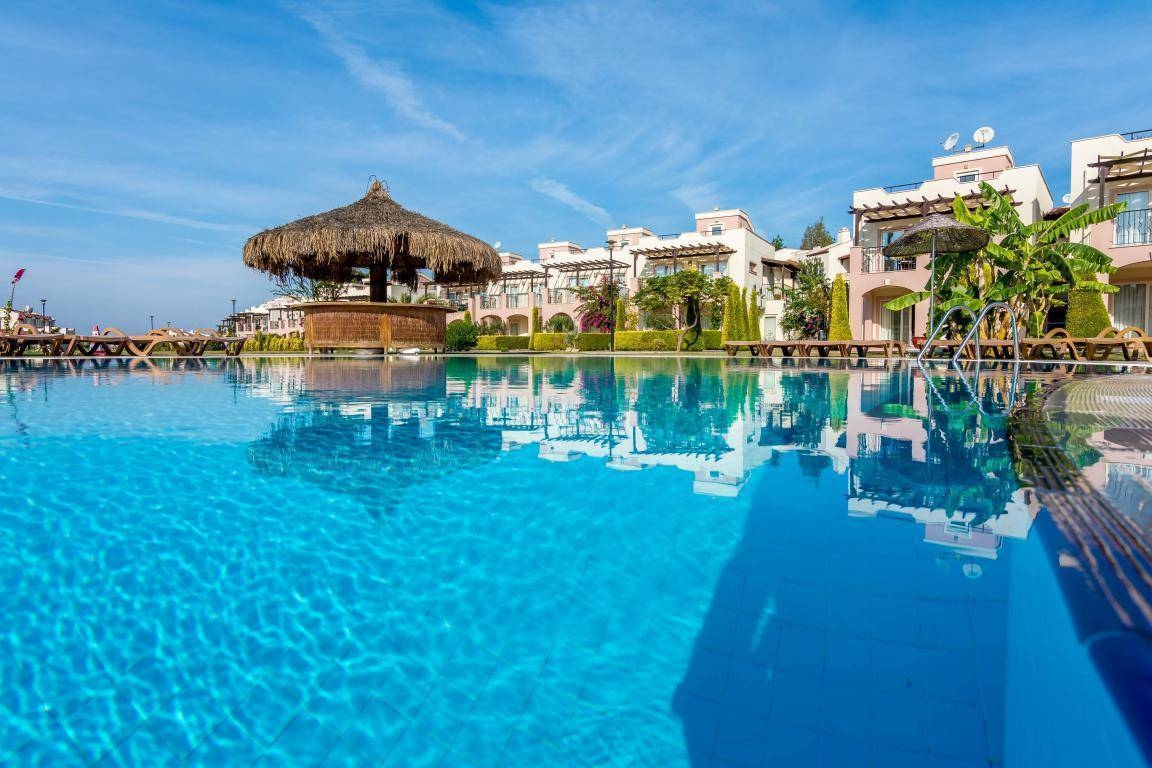 Didim Akbük'te Site İçerisinde, Deniz ve Havuz Manzaralı, 3+1 Villa