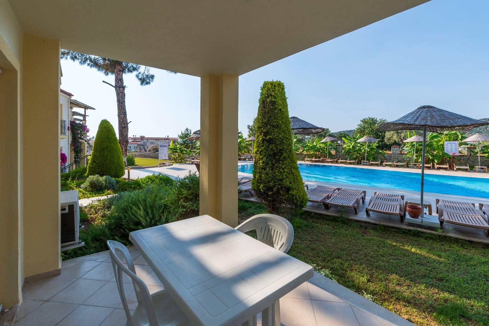 Didim Akbük'te Tesis İçerisinde, Denize Sıfır, Ortak Havuzlu Suit-15203