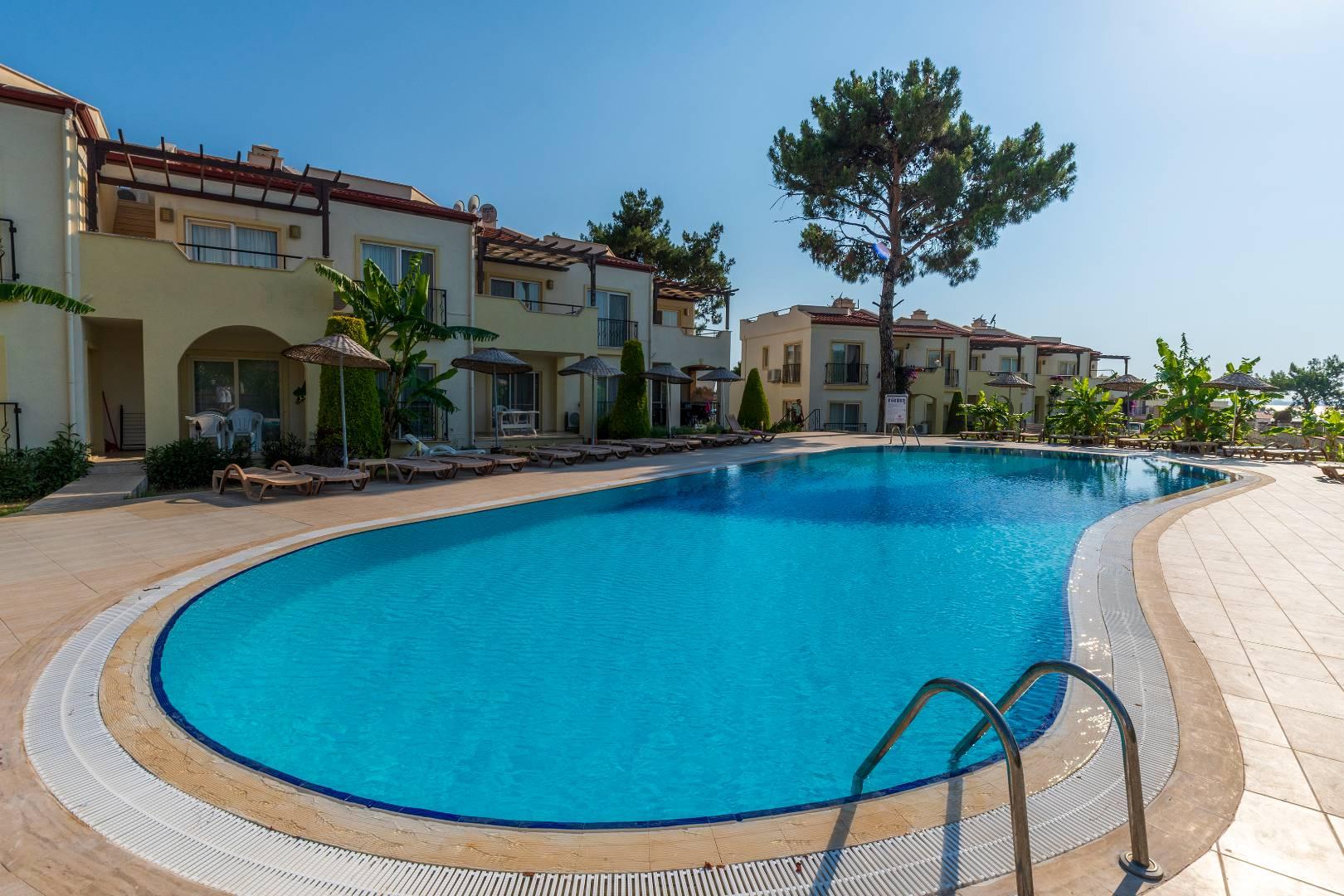 Didim Akbük'te Tesis İçerisinde, Denize Sıfır, Ortak Havuzlu Suit-15203