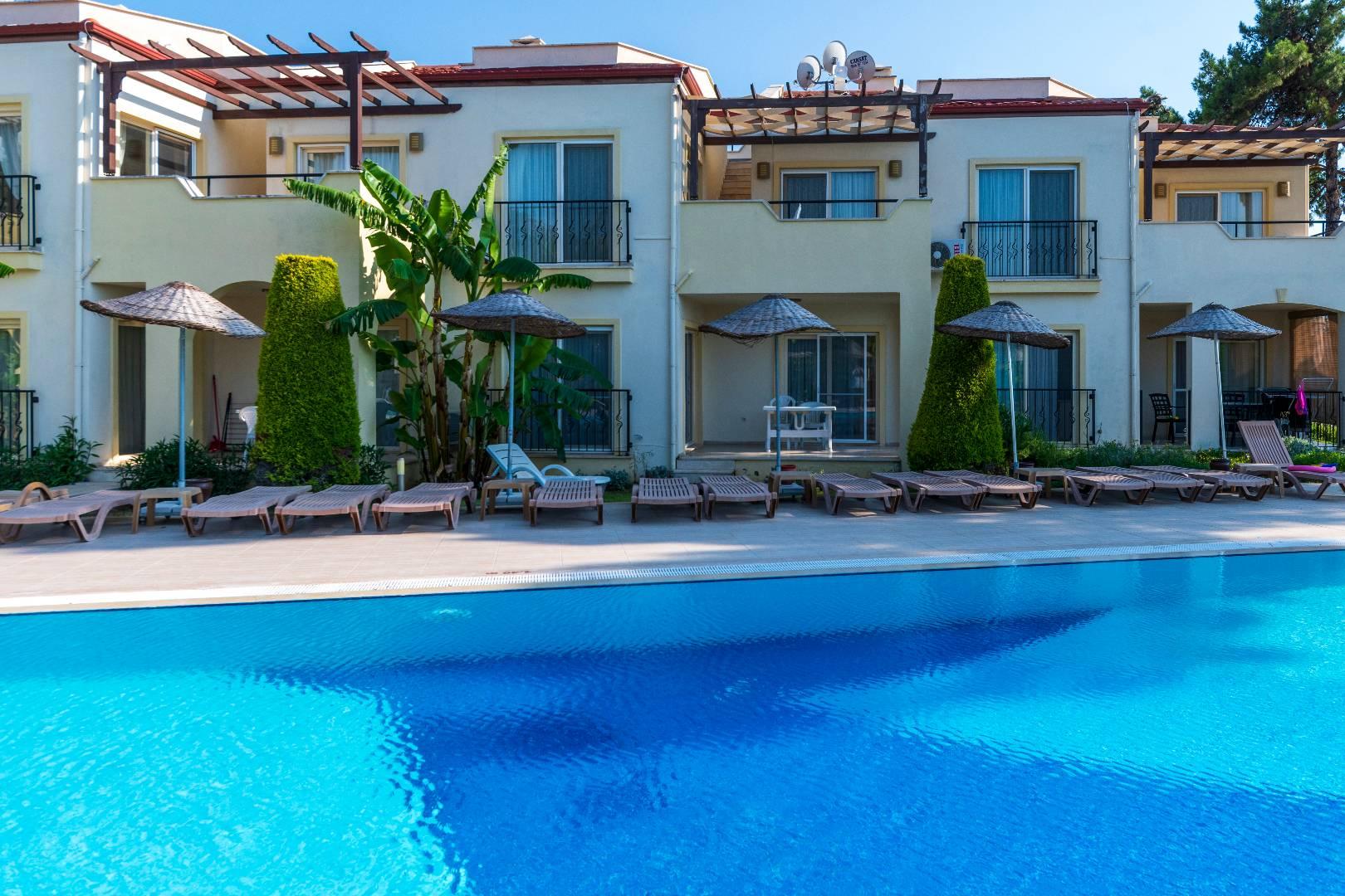 Didim Akbük'te Tesis İçerisinde, Denize Sıfır, Ortak Havuzlu Suit-15203