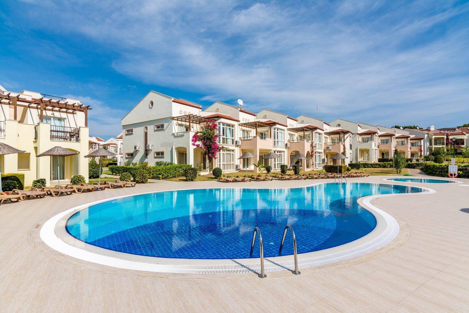 Didim Akbük'te Tesis İçerisinde, Denize Sıfır, 3+1 Daire