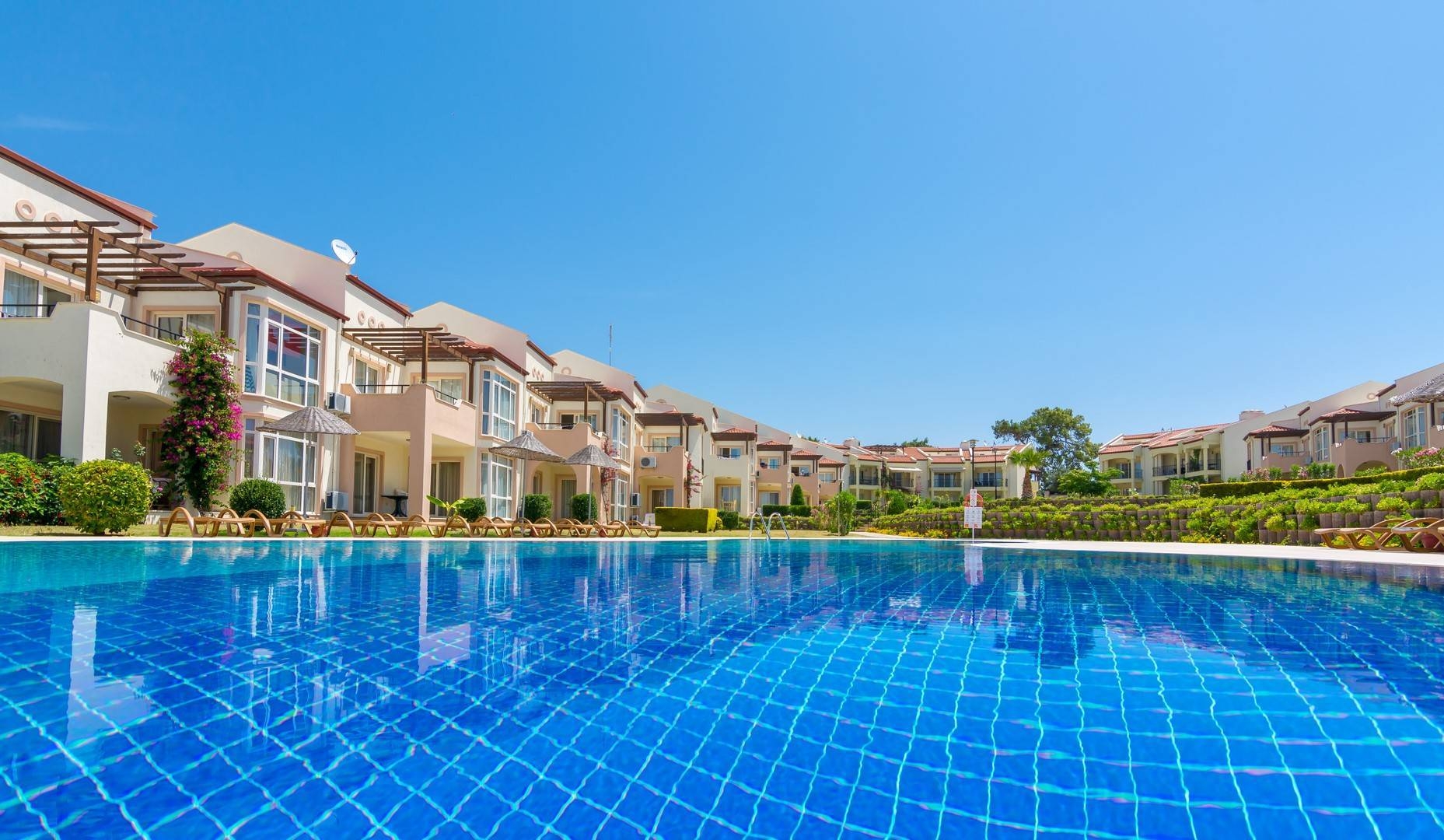 Didim Akbük'te Tesis İçerisinde, Denize Sıfır, 3+1 Daire