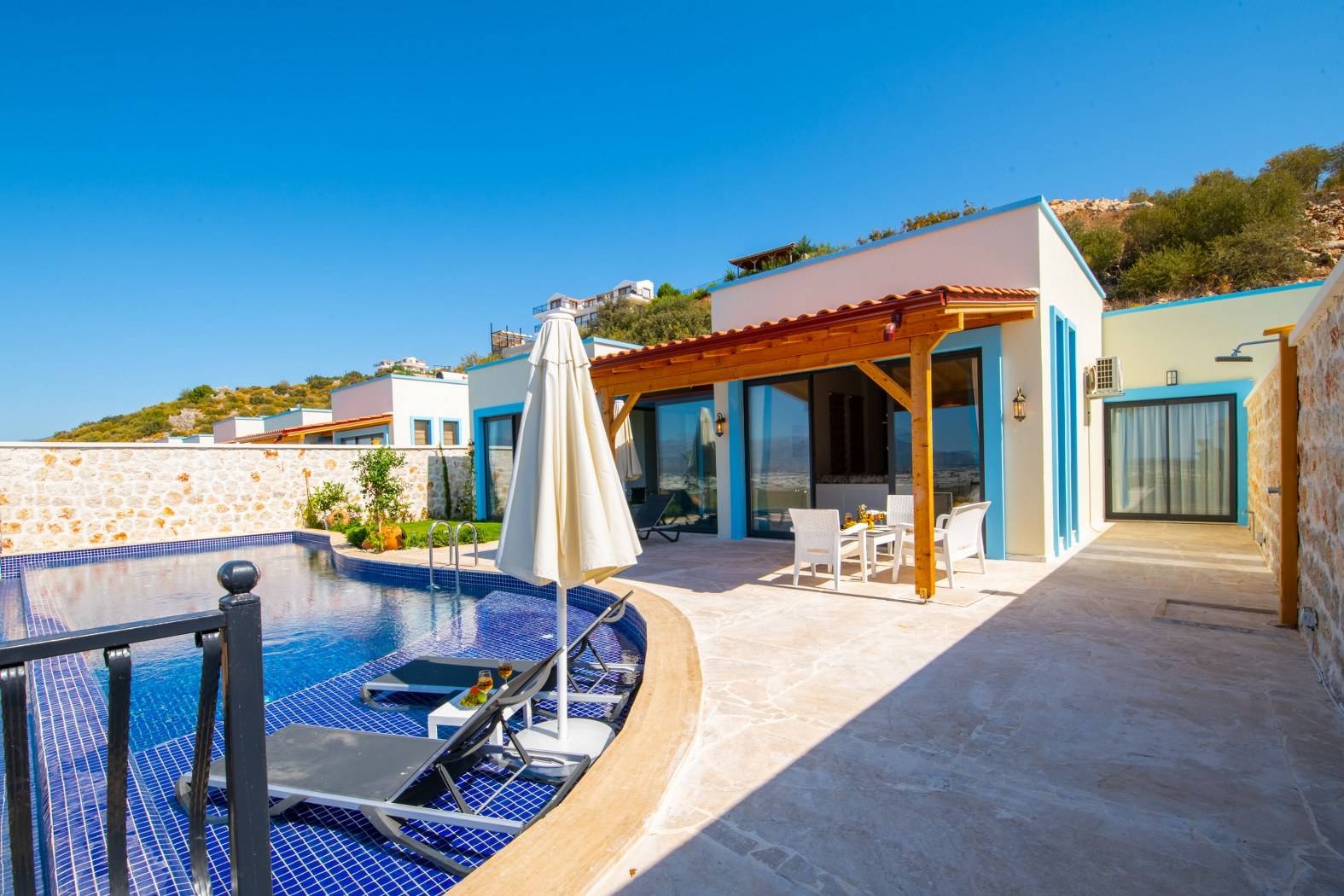 Kaş Yeşilköy'de Doğa Manzaralı, Sonsuzluk Havuzlu, Konforlu Villa