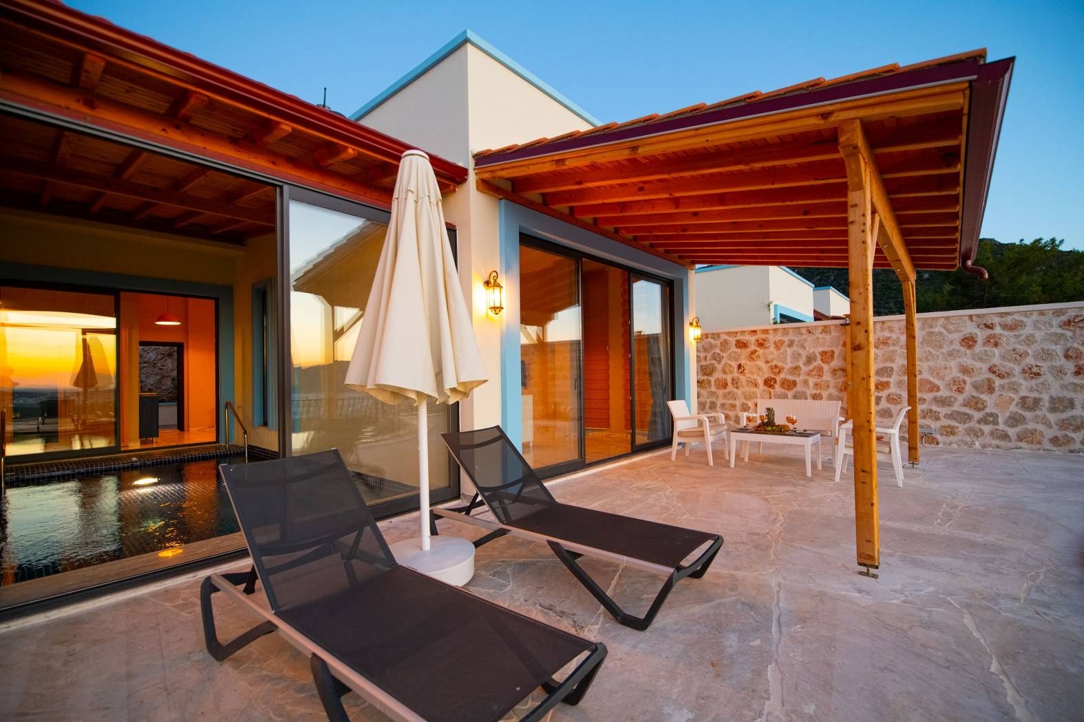 Kaş Yeşilköy'de Doğa Manzaralı, Sonsuzluk Havuzlu, Konforlu Villa