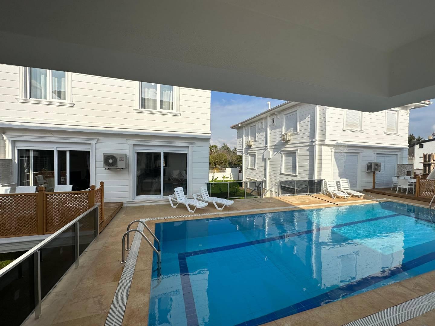 Döşemaltı Nebiler'de Sakin Konumda, Ortak Havuzlu, Kiralık Villa-42441