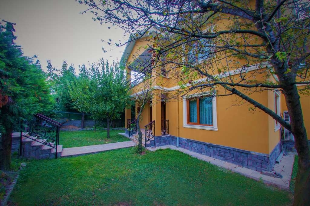 Sapanca Kırkpınar'da Ferah Bahçeli, Modern Tasarımlı, Şömineli Villa