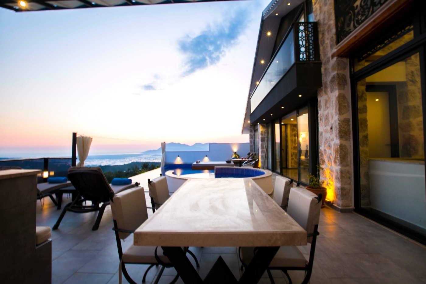 Kaş Üzümlü'de Enfes Doğa Manzaralı, Isıtmalı Havuzlu, 4 Kişilik Villa