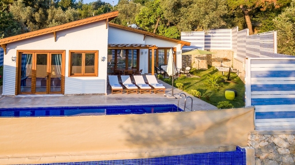 Kaş İslamlar'da Sakin Konumda, Korunaklı, Jakuzili, Şık Villa