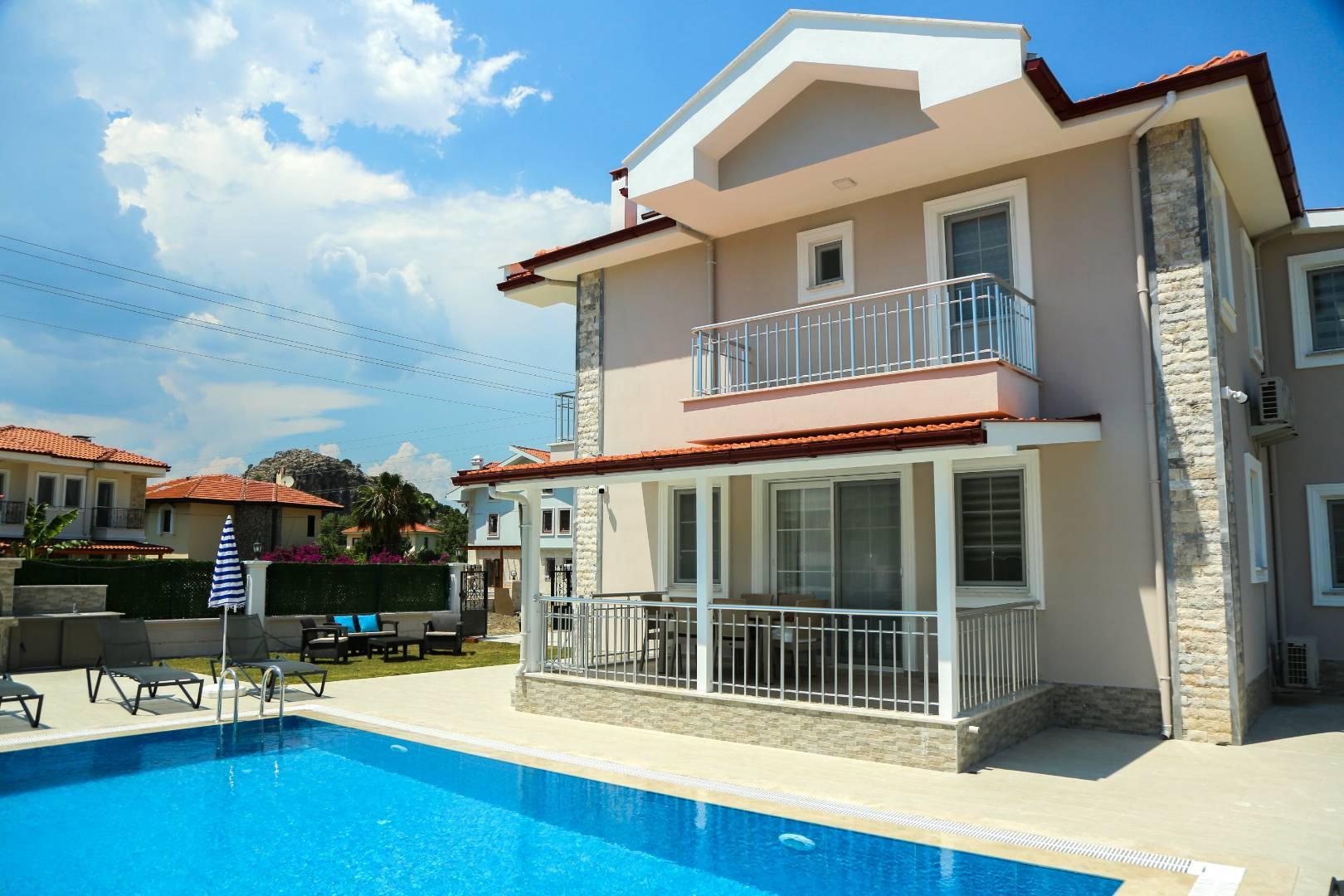 Ortacada Dalyan'da Merkezi Konumda, Özel Havuzlu, Modern Villa-30639