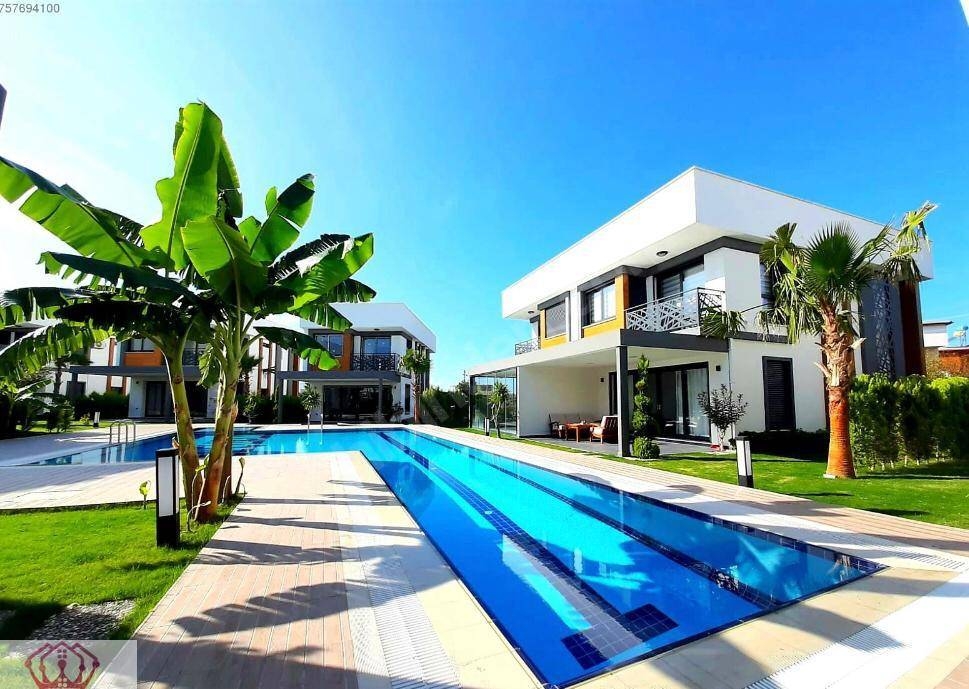Kuşadası Soğucak'ta Elverişli Konumda, Ortak Havuzlu, Kiralık Villa