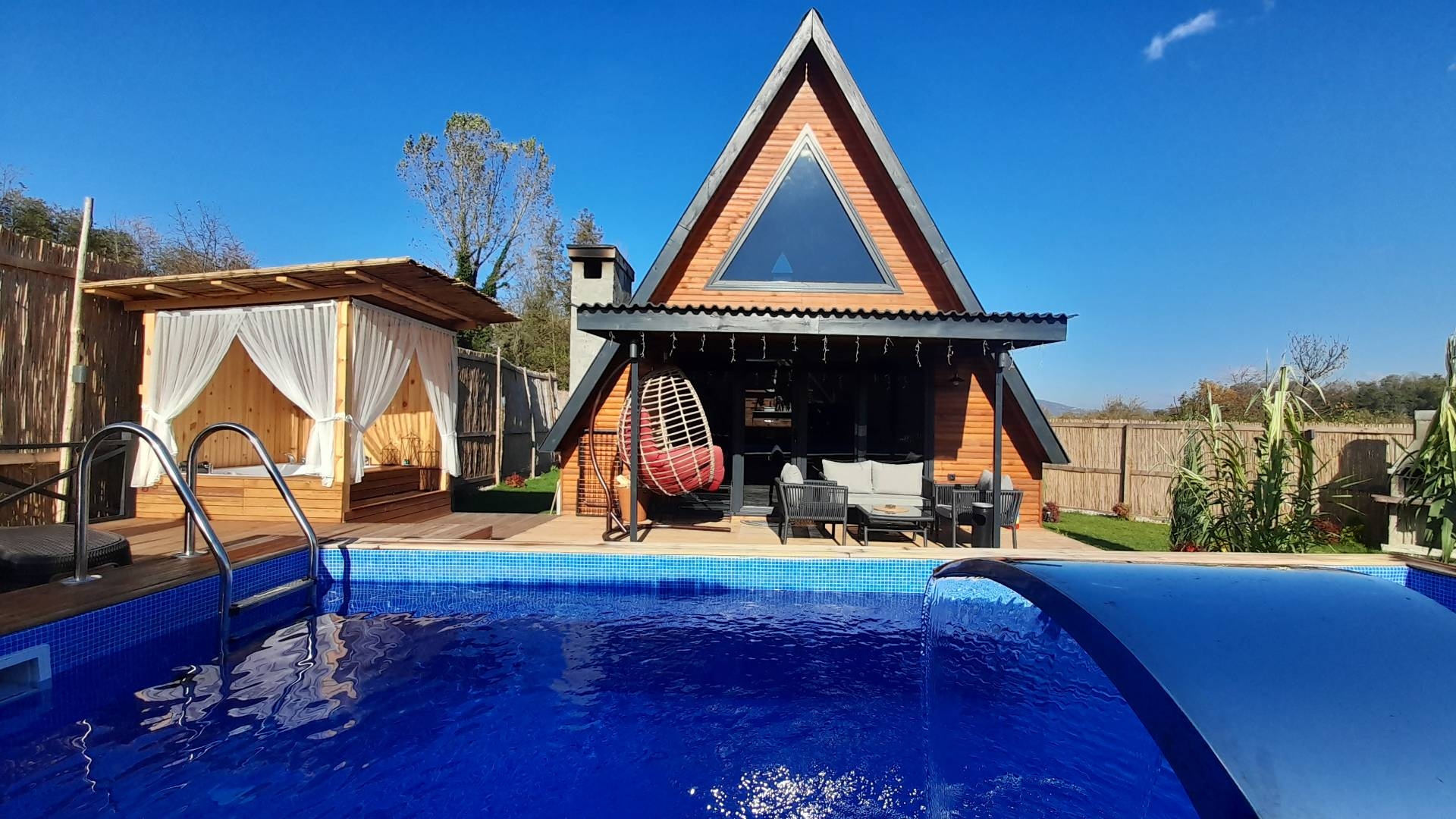 Sapanca Rüstempaşa'da Modern Tasarımlı, Özel Havuzlu, Şık Bungalov