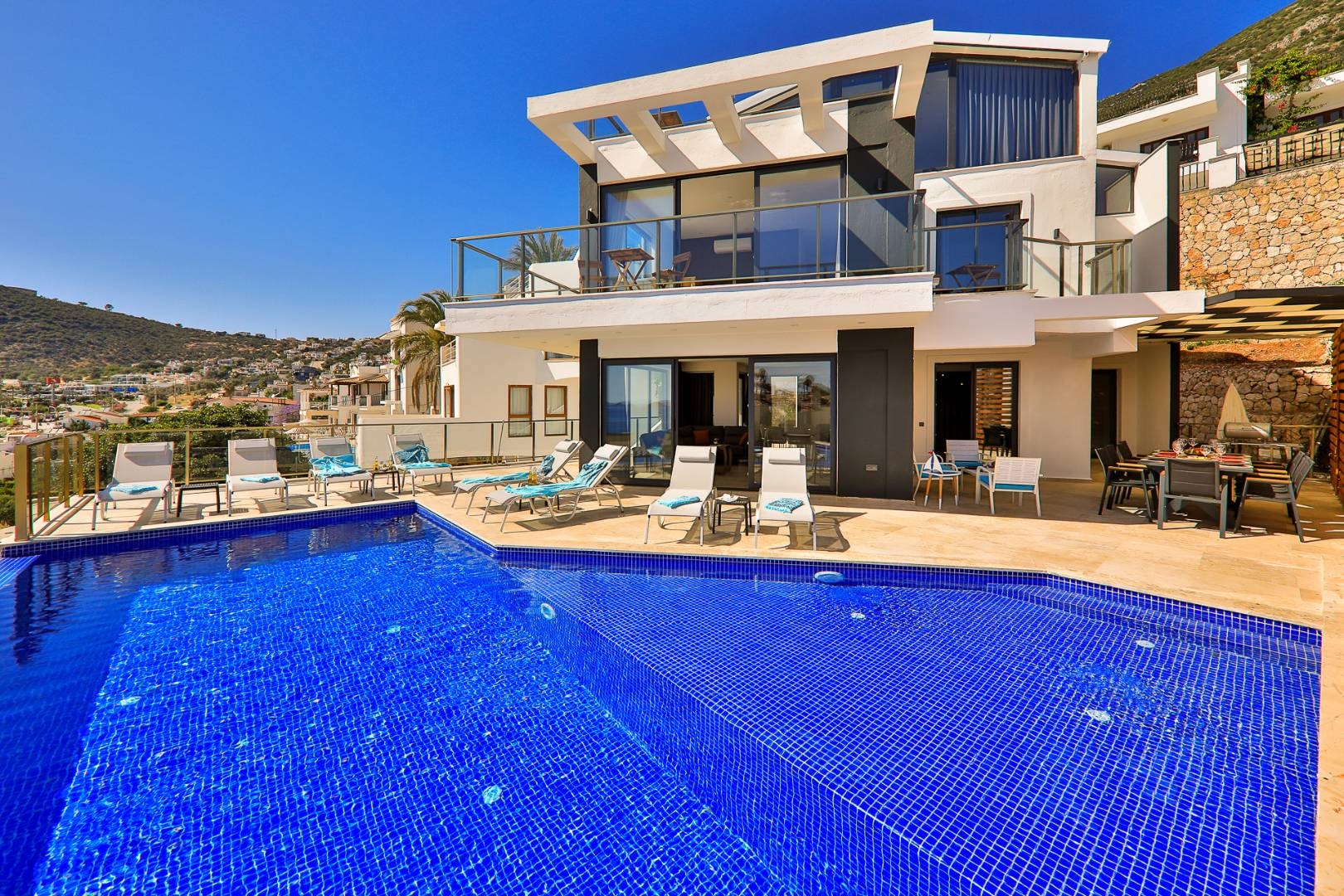Kaş Kalkan'da Büyüleyici Deniz Manzaralı, Özel Havuzlu, Modern Villa