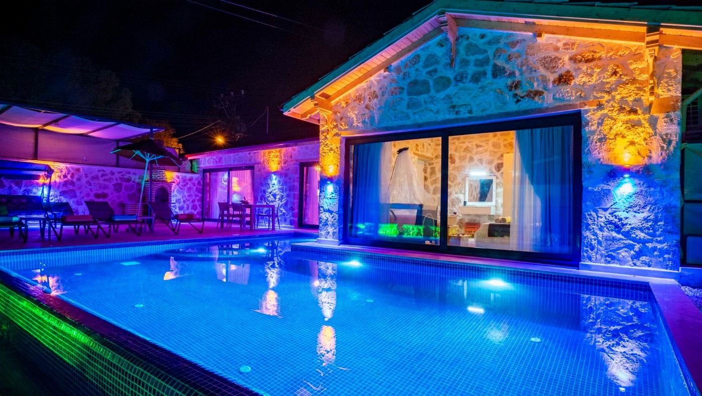 Kaş Sarıbelen'de Özenle Dekore Edilmiş, Özel Havuzlu, Taş Villa