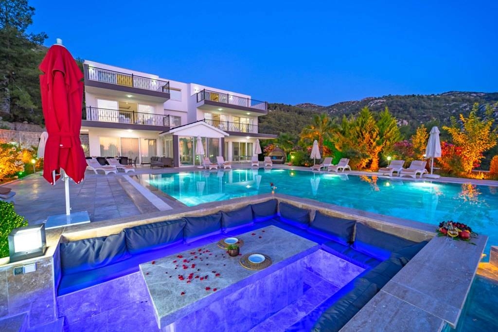 Kaş İslamlar'da Kalabalık Ailelere Uygun, Özel Havuzlu, Kiralık Villa