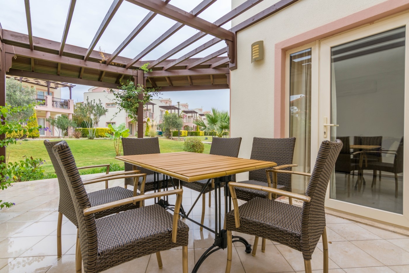 Didim Akbük'te Denize Sıfır Tesiste, 3 Yatak Odalı Bahçeli Villa