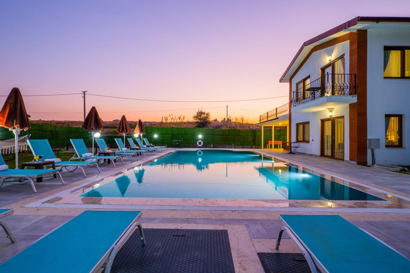 Fethiye Çiftlik'te Geniş Bahçeli, Özel Havuzlu, 12 Kişilik Şık Villa-22302