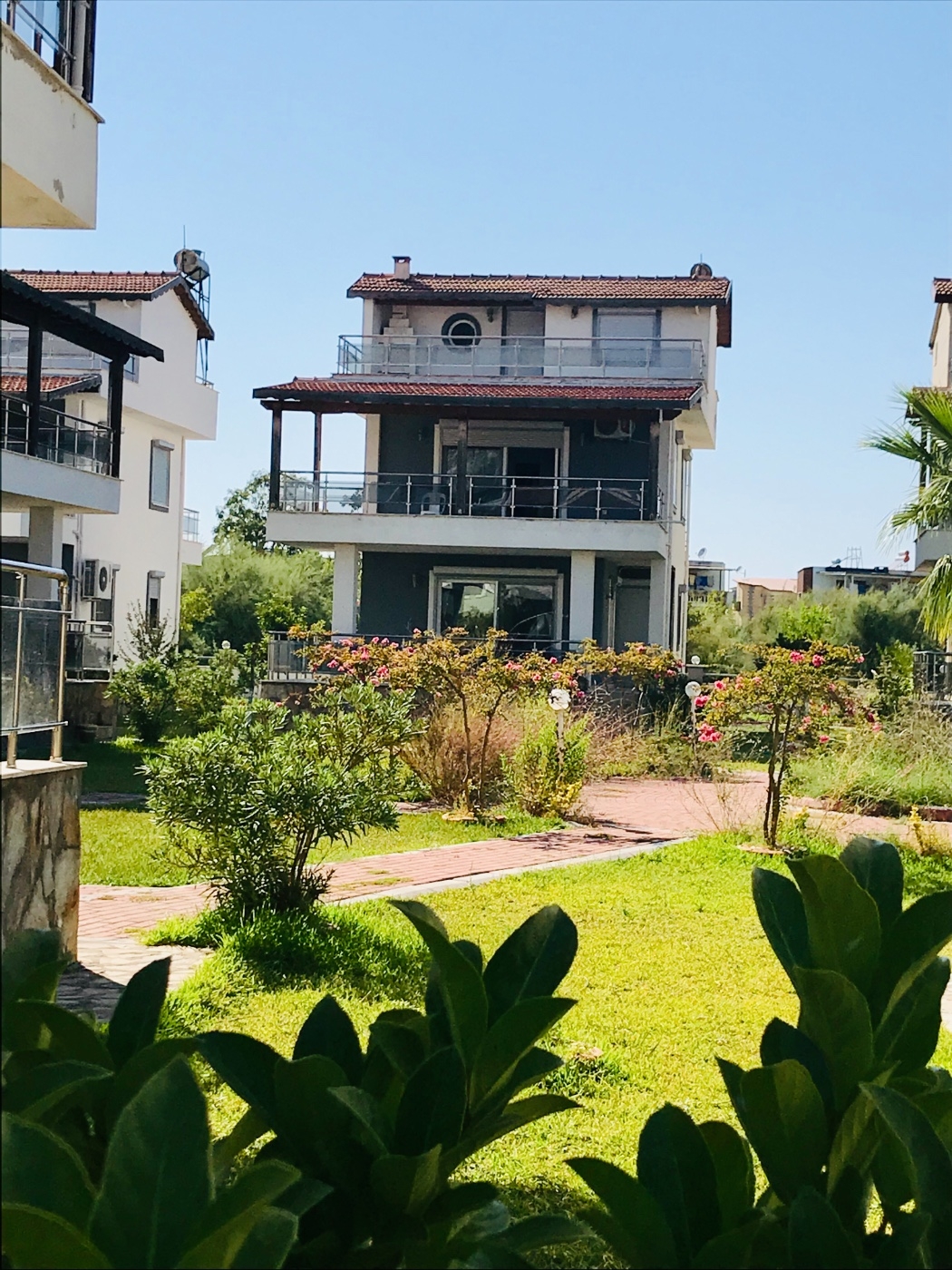Kuşadası Güzelçamlı'da Ortak Havuzlu, Denize Yakın, Kiralık Villa