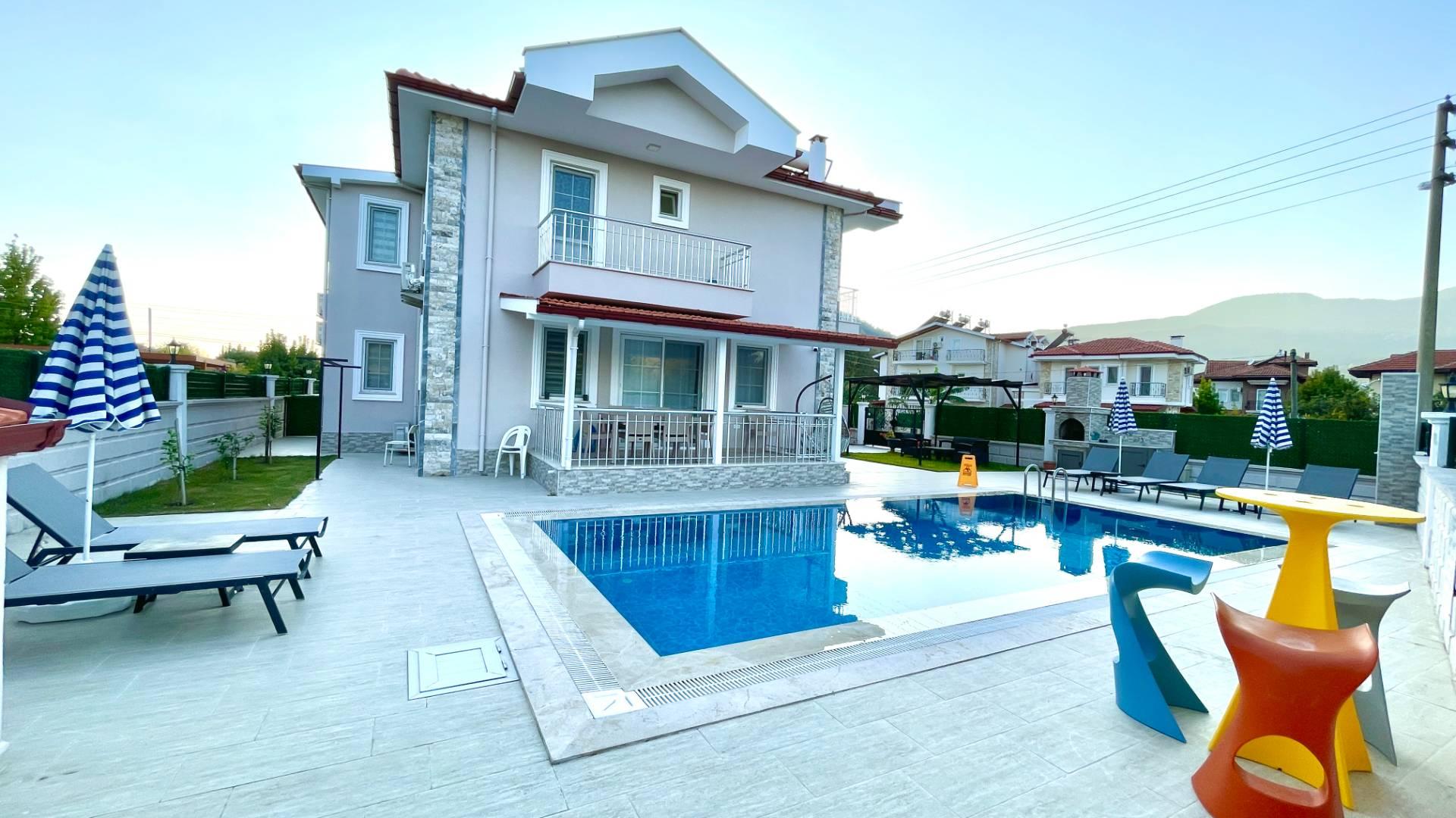 Muğla Dalyan'da Modern Mimarili, Geniş Havuzlu, Tatil Villası-30640
