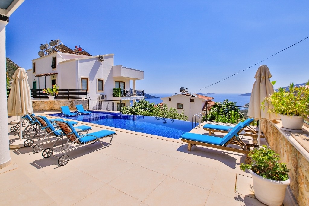Kaş Kalkan'da Denize Yürüme Mesafesinde, Özel Havuzlu, Jakuzili Villa