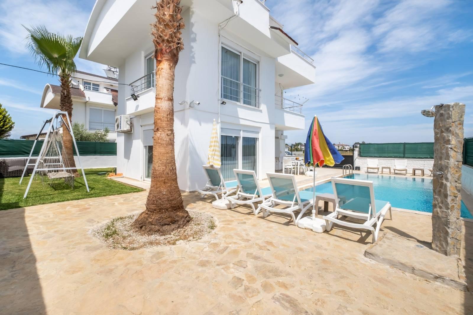 Serik Kadriye'de Geniş Bahçeli ve Özel Havuzlu, Kiralık Villa-30017