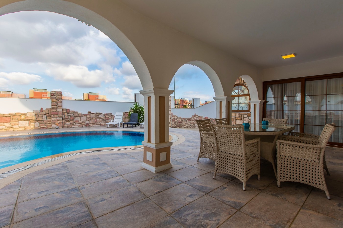 Serik Kadriye'de Şık Mimarili, Özel Havuzlu, Konforlu Villa