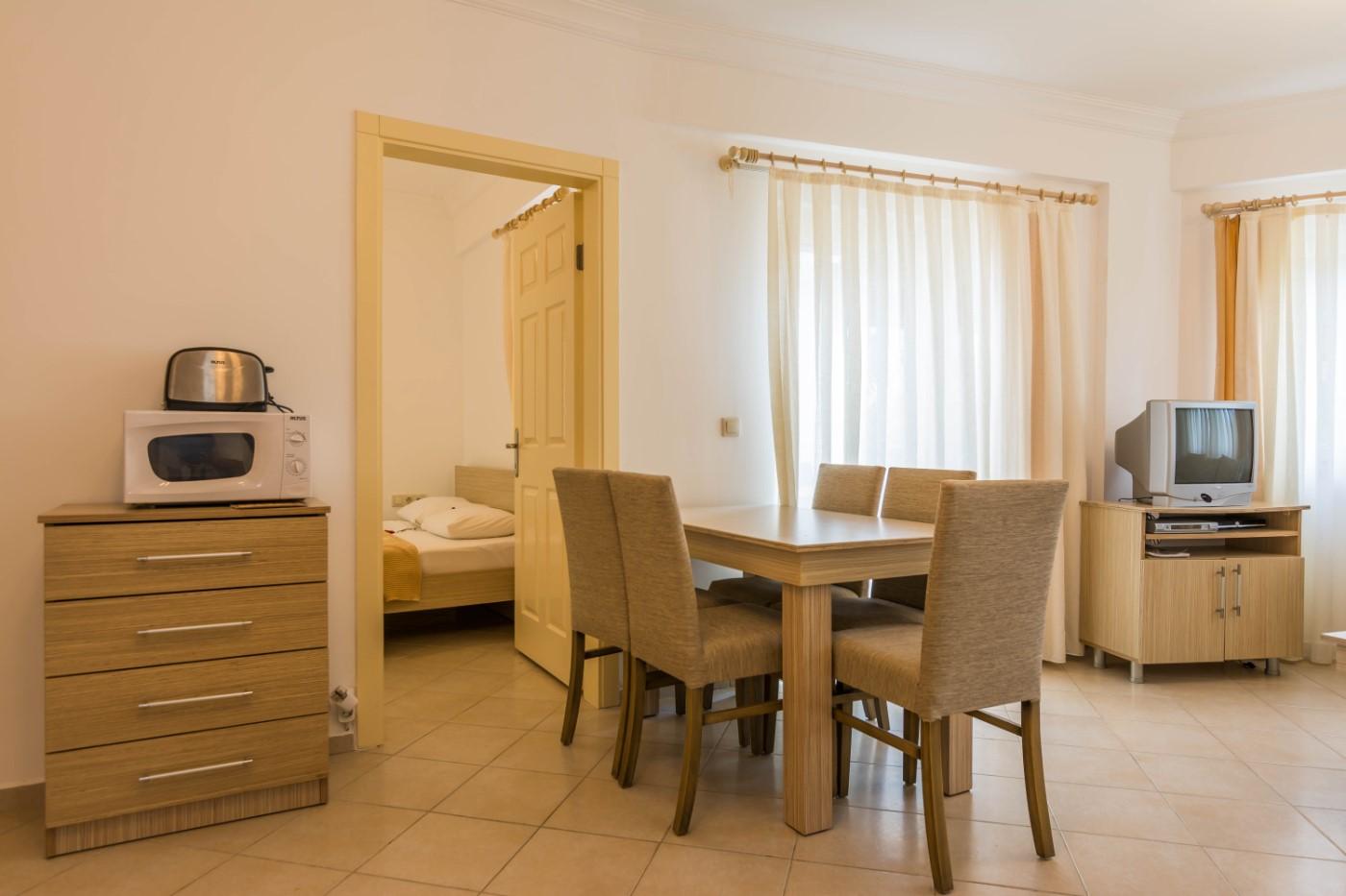 Didim Akbük'te Denize Sıfır Tesiste, 3 Yatak Odalı Bahçeli Villa-19038