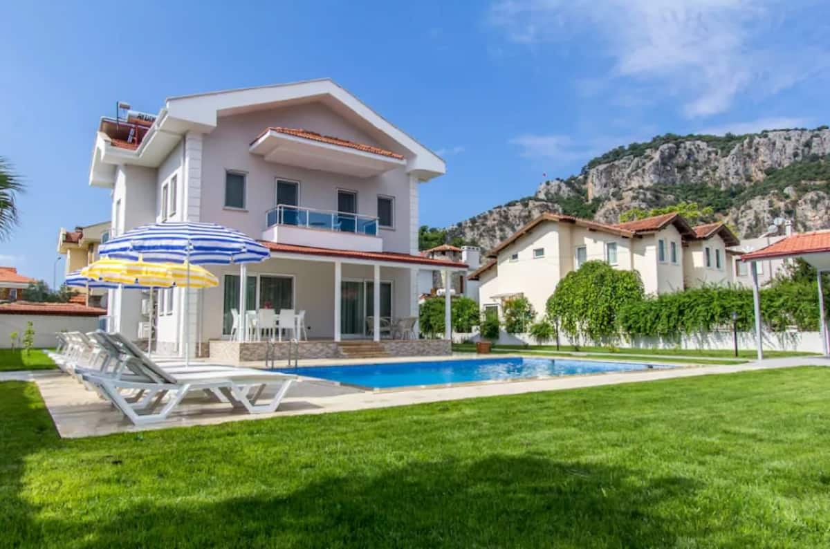 Ortaca Dalyan'da Merkezi Konumda, Özel Havuzlu, Şık Villa