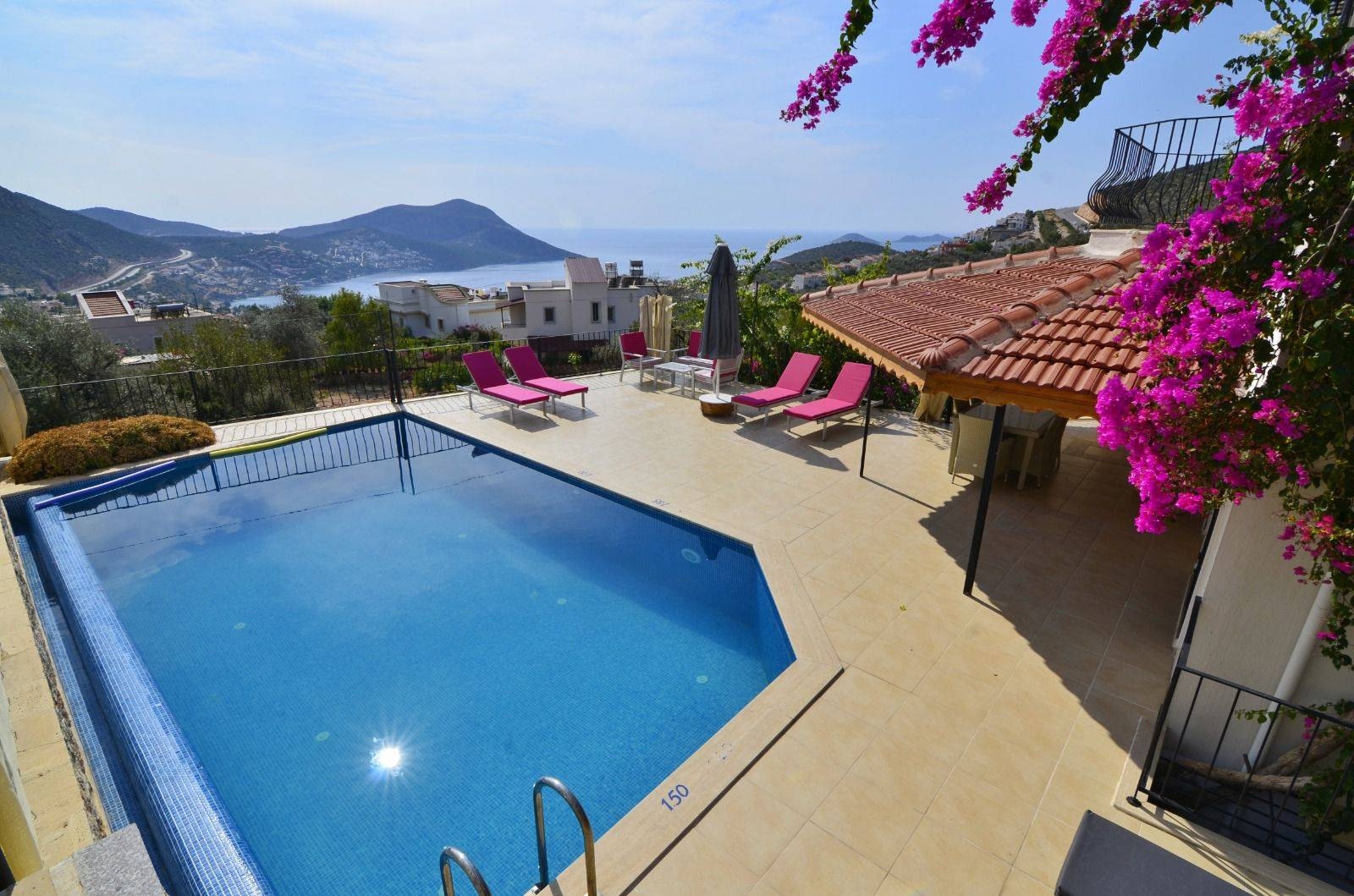Kaş Kalkan'da Deniz Manzaralı, 8 Kişilik, Muhafazakar Villa