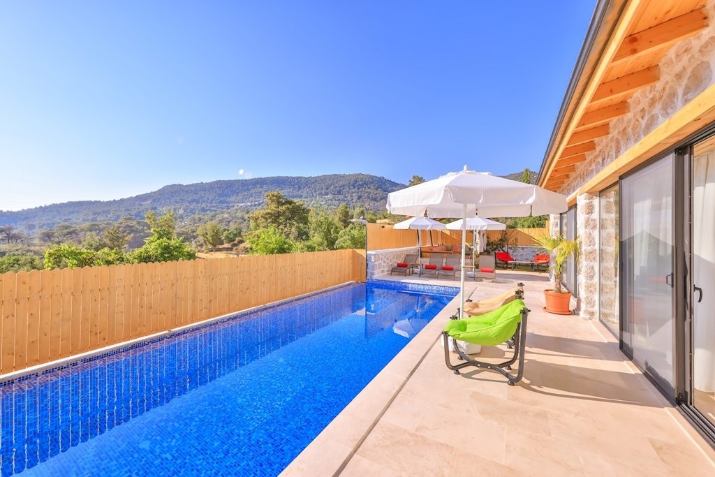 Kalkan İslamlar'da Doğa Manzaralı, Özel Havuzlu, Taş Mimarili Villa