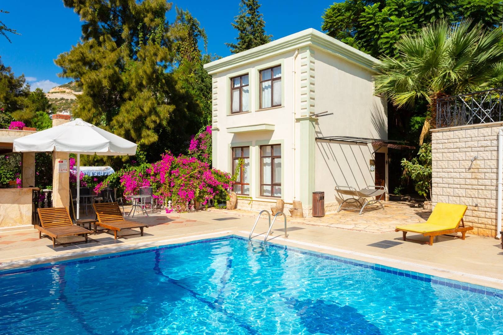 Kaş Kalkan'da Merkezi Konumda, Ortak Havuzlu, Modern Villa