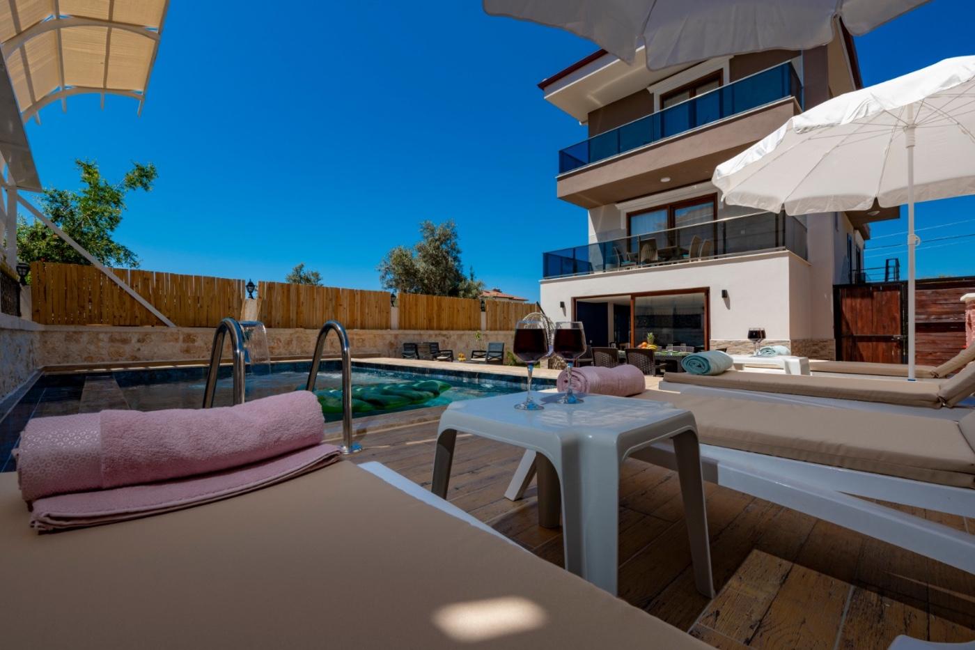 Demre'de Deniz Manzaralı, Havuzlu, Jakuzili ve Saunalı, Kiralık Villa-21864