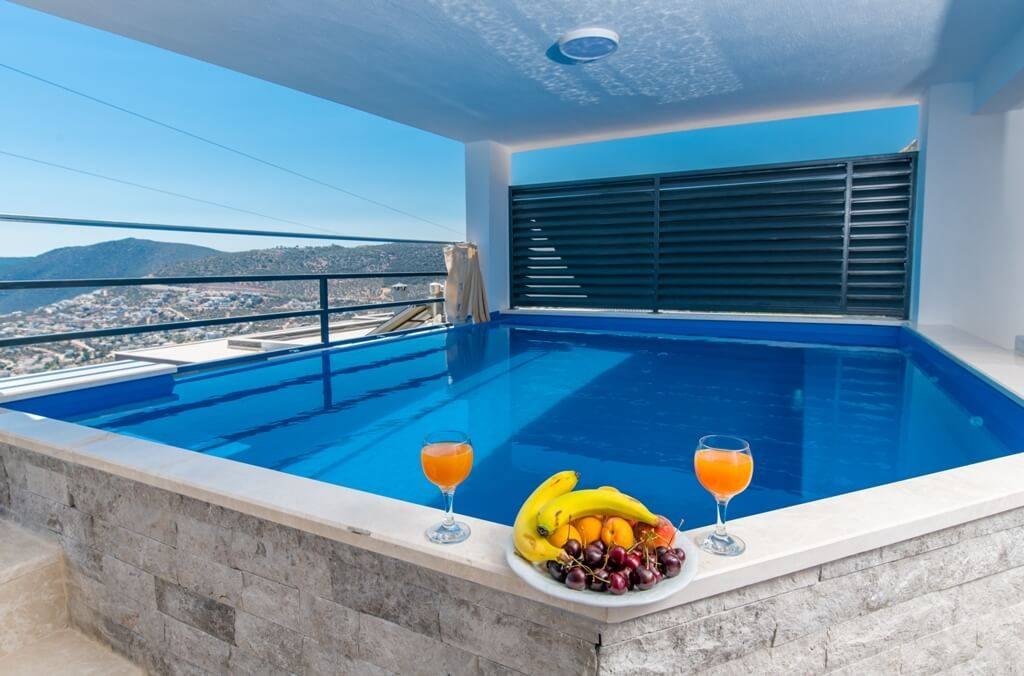 Kalkan Kördere'de Enfes Deniz Manzaralı, Serinleme Havuzlu, Lüks Suit