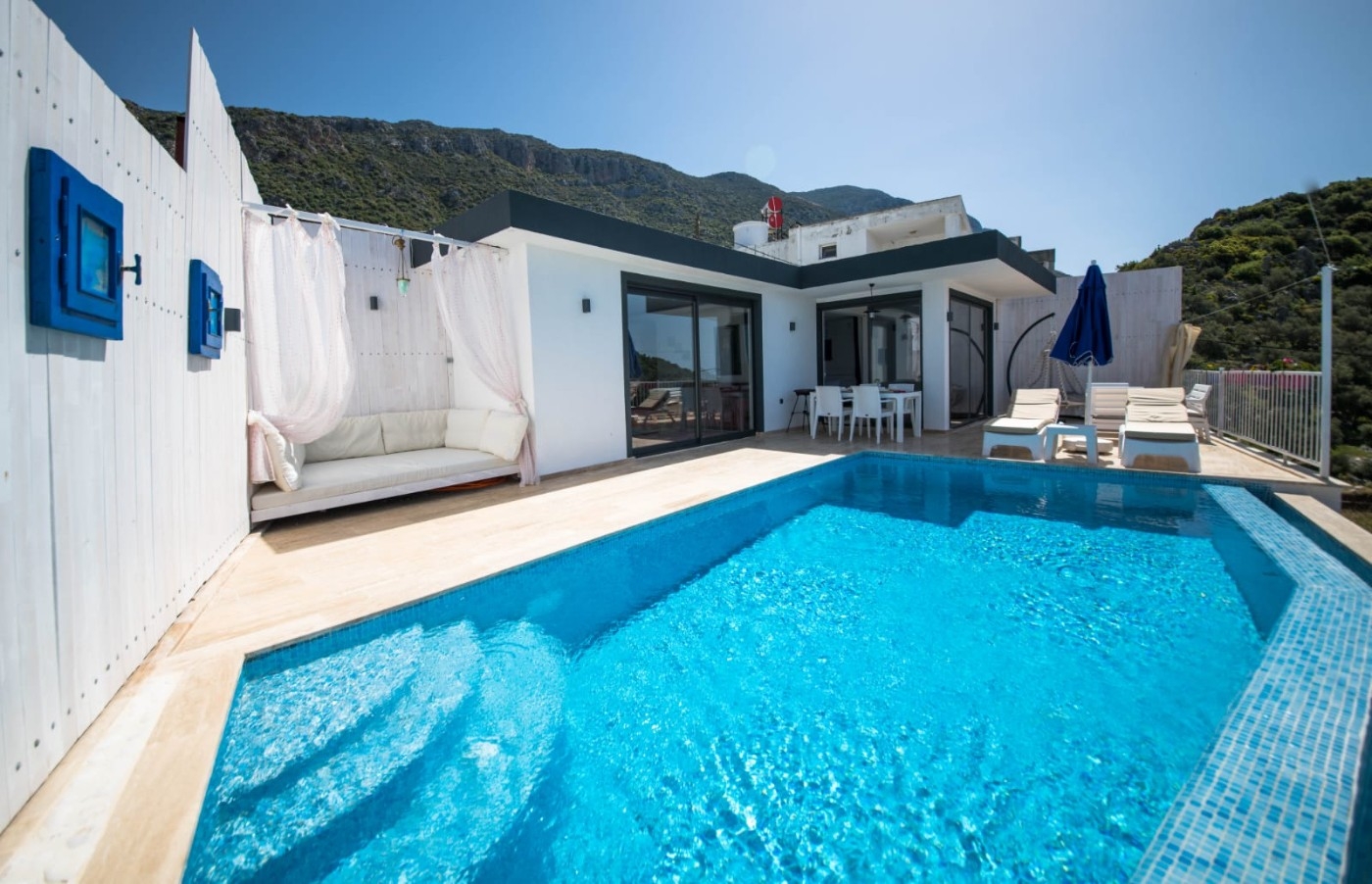 Kaş Bezirgan'da Muhteşem Deniz Manzaralı, Özel Havuzlu, Şık Villa