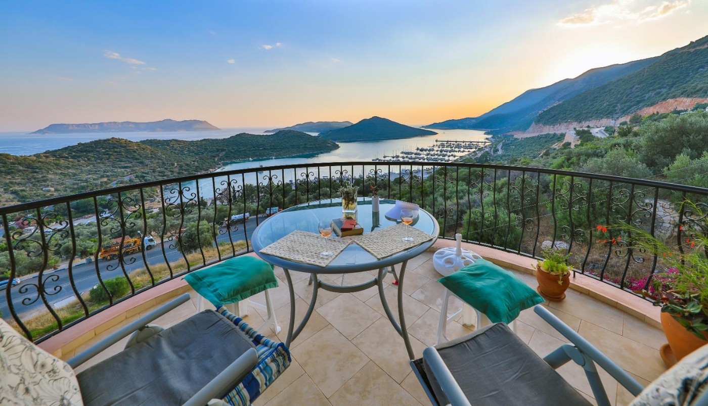 Kaş Andifli'de Göz Alıcı Deniz Manzaralı, Ortak Havuzlu, Kiralık Suit