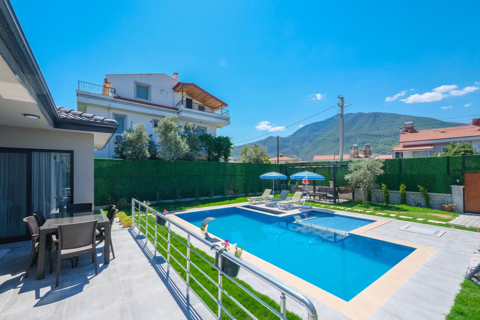 Fethiye'de Geniş Bahçeli, Özel Havuzlu, Sauna ve Jakuzili, Şık Villa-28379