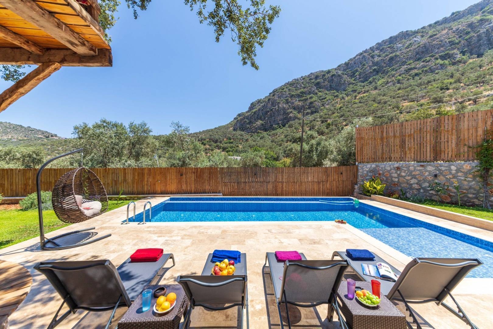 Kaş Bezirgan'da Geniş Bahçeli, Özel Havuzlu, 4 Kişilik, Taş Villa
