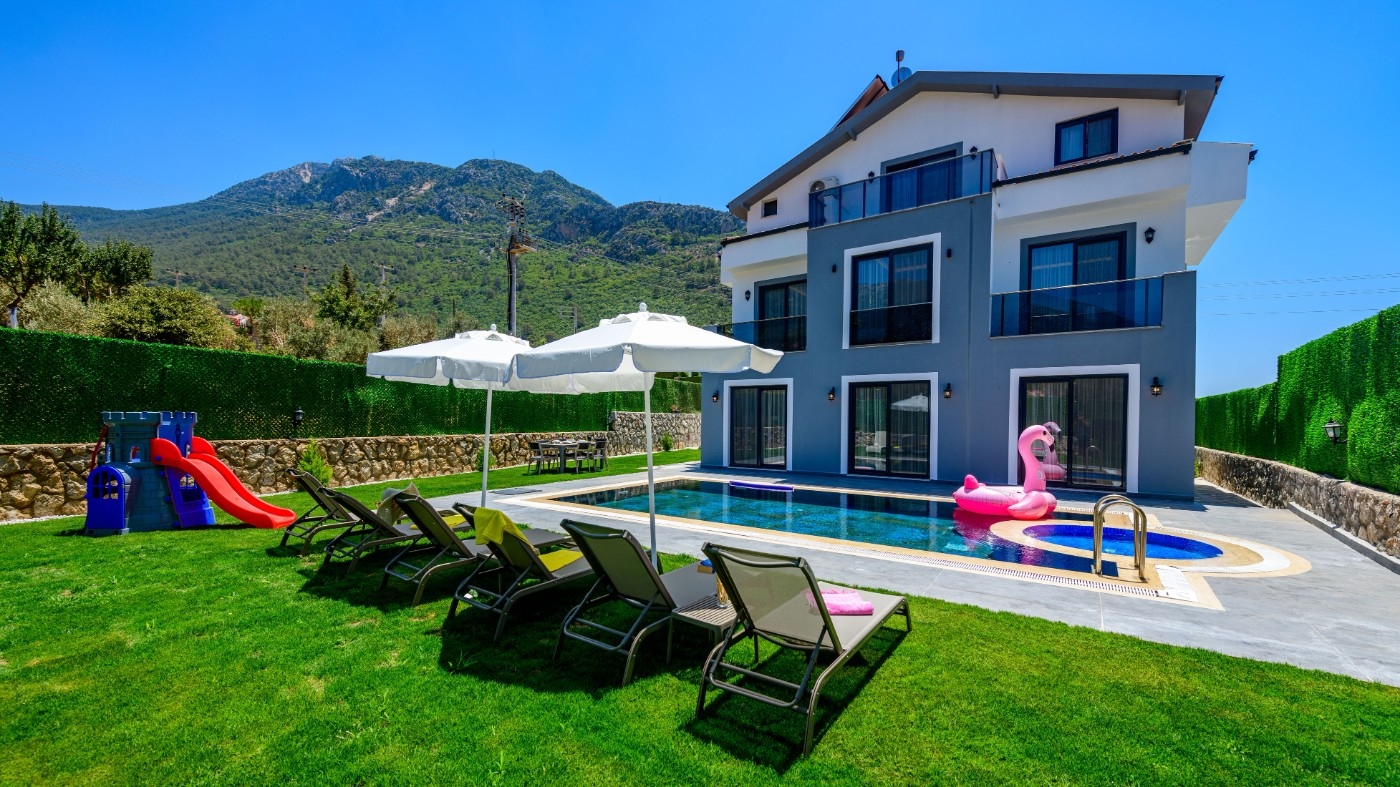 Ölüdeniz Hisarönü'nde Geniş Bahçeli, Özel Havuzlu, 4+1 Kiralık Villa