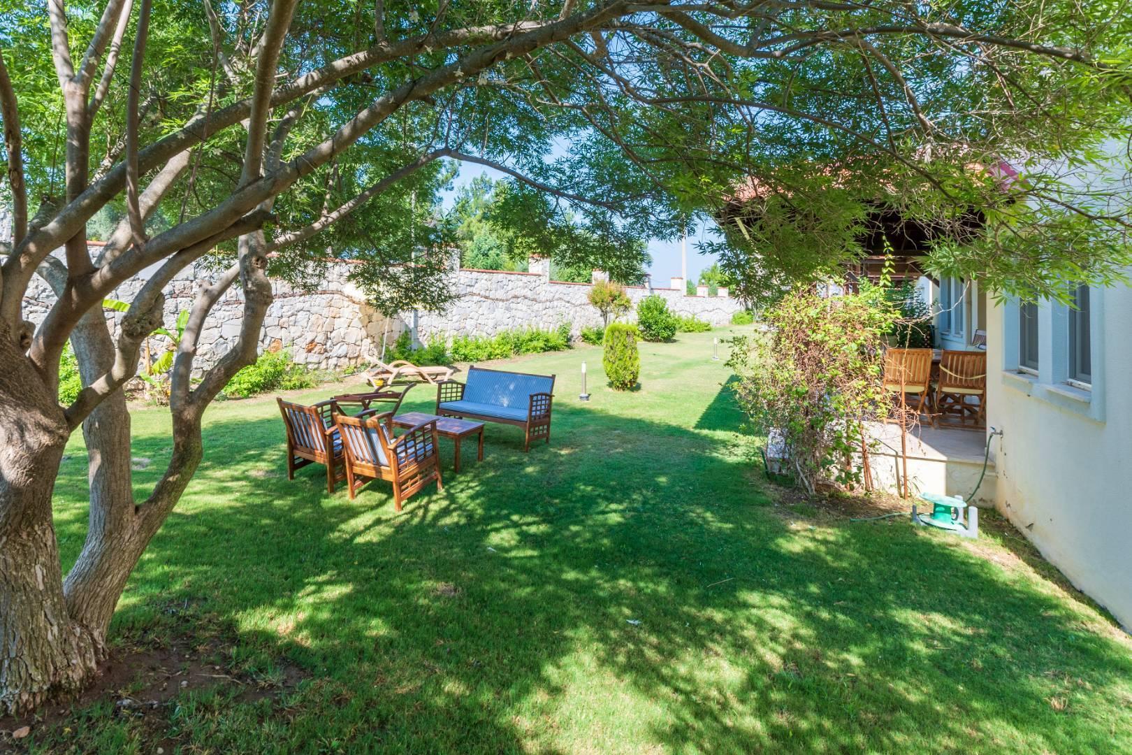 Didim Akbük'te Geniş Ailelere Uygun, Özel Plajlı, Bahçeli Şık Villa-23313