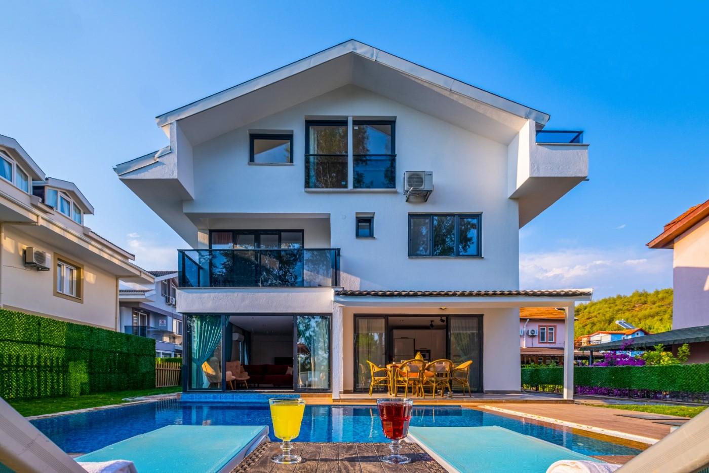 Fethiye Çiftlik'de Geniş Bahçeli, Özel Havuzlu, 4+1 Lüks Villa-21808