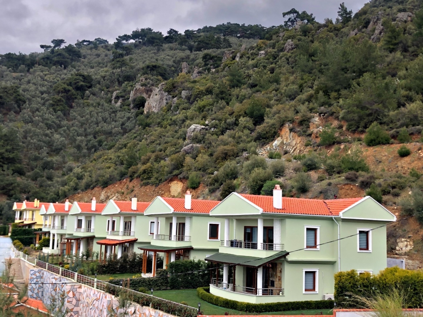 Balıkesir Edremit'te Deniz Manzaralı, Geniş Bahçeli, Kiralık Villa