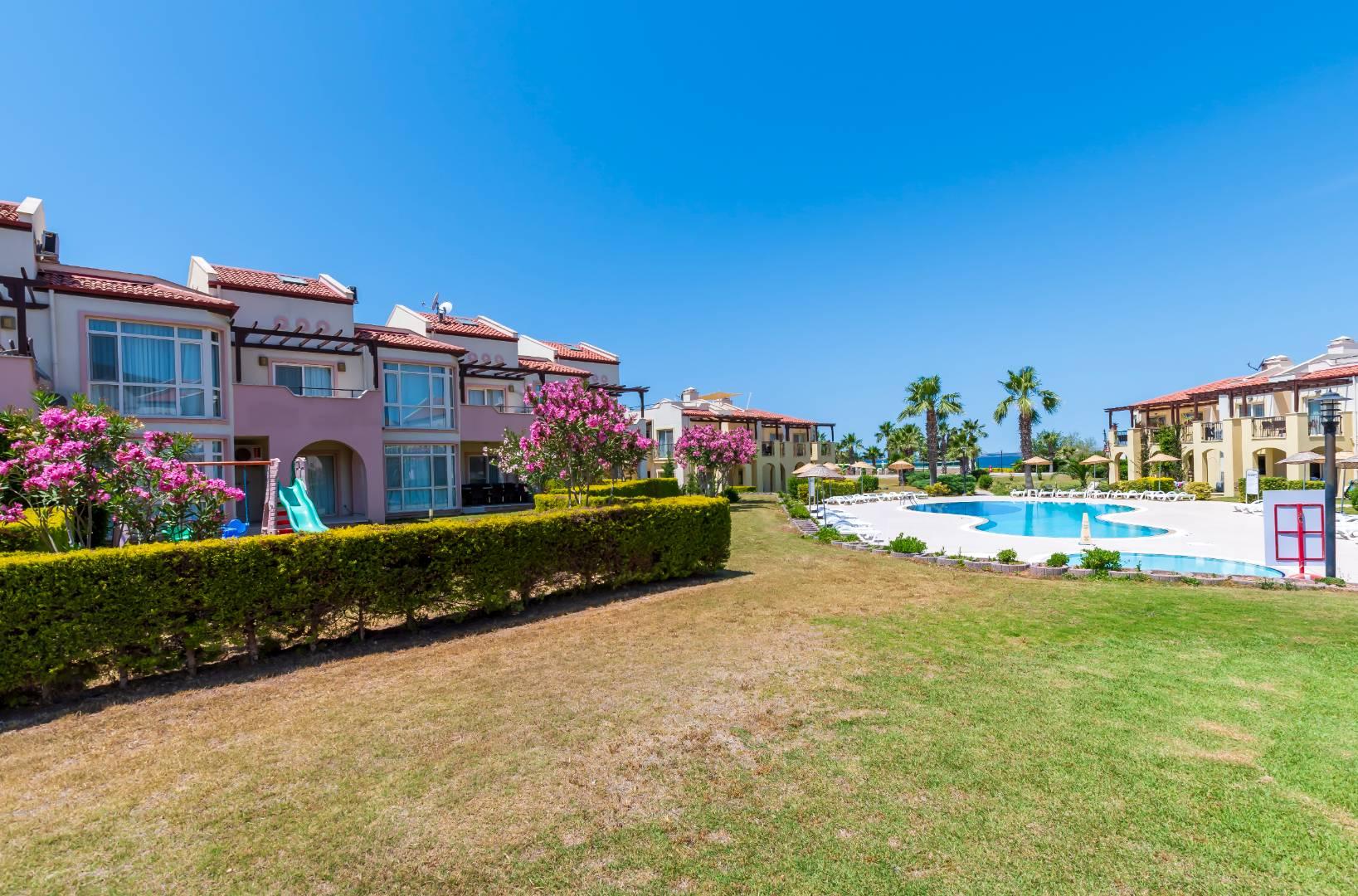 Didim Akbük'te Denize Sıfır, Tesis İçinde, 4 Yatak Odalı, Bahçeli Ev-21782