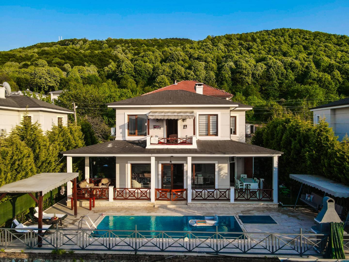Sakarya Sapanca'da Geniş Bahçeli, Özel Havuzlu, Muhafazakar Villa-26185