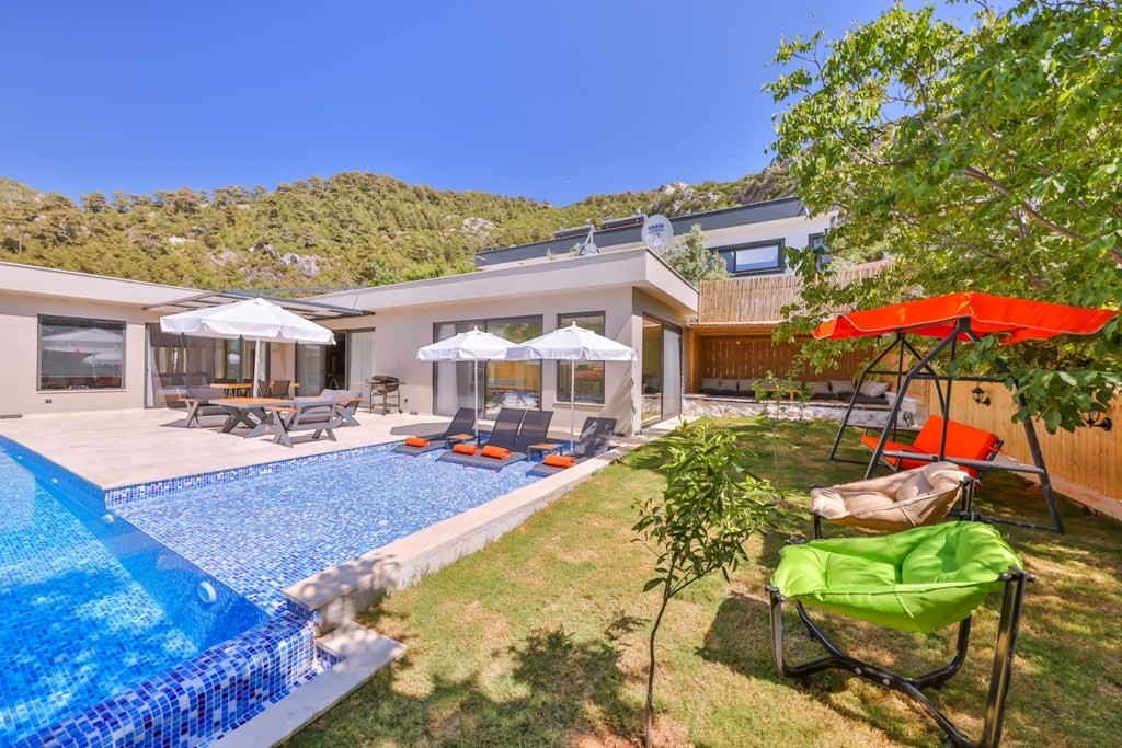 Kalkan İslamlar'da Sakin Konumda, Isıtmalı Havuzlu, Kiralık Villa