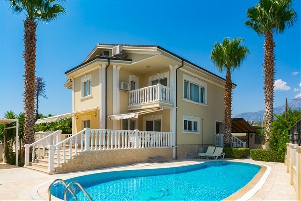 Antalya Kemer'de Denize Yakın, Özel Havuzlu, Geniş Bahçeli Villa