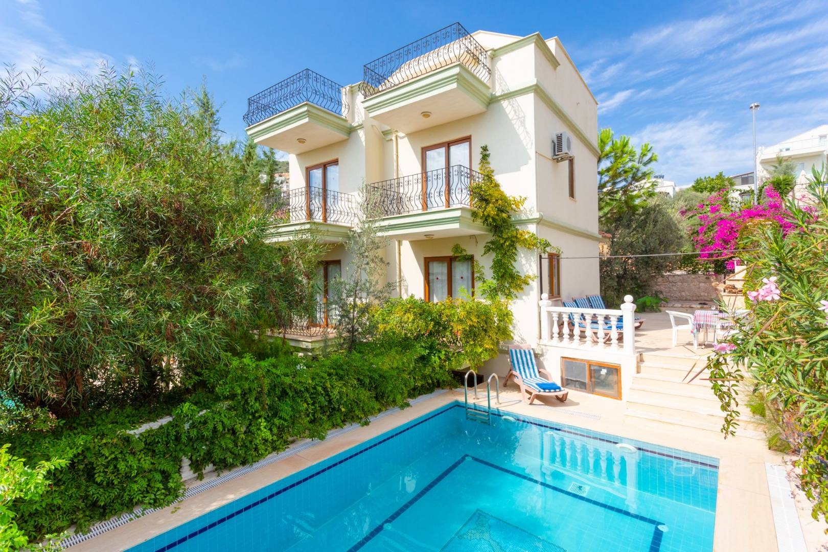 Kaş Kalkan'da Deniz Manzaralı, Özel Havuzlu, Şık Villa