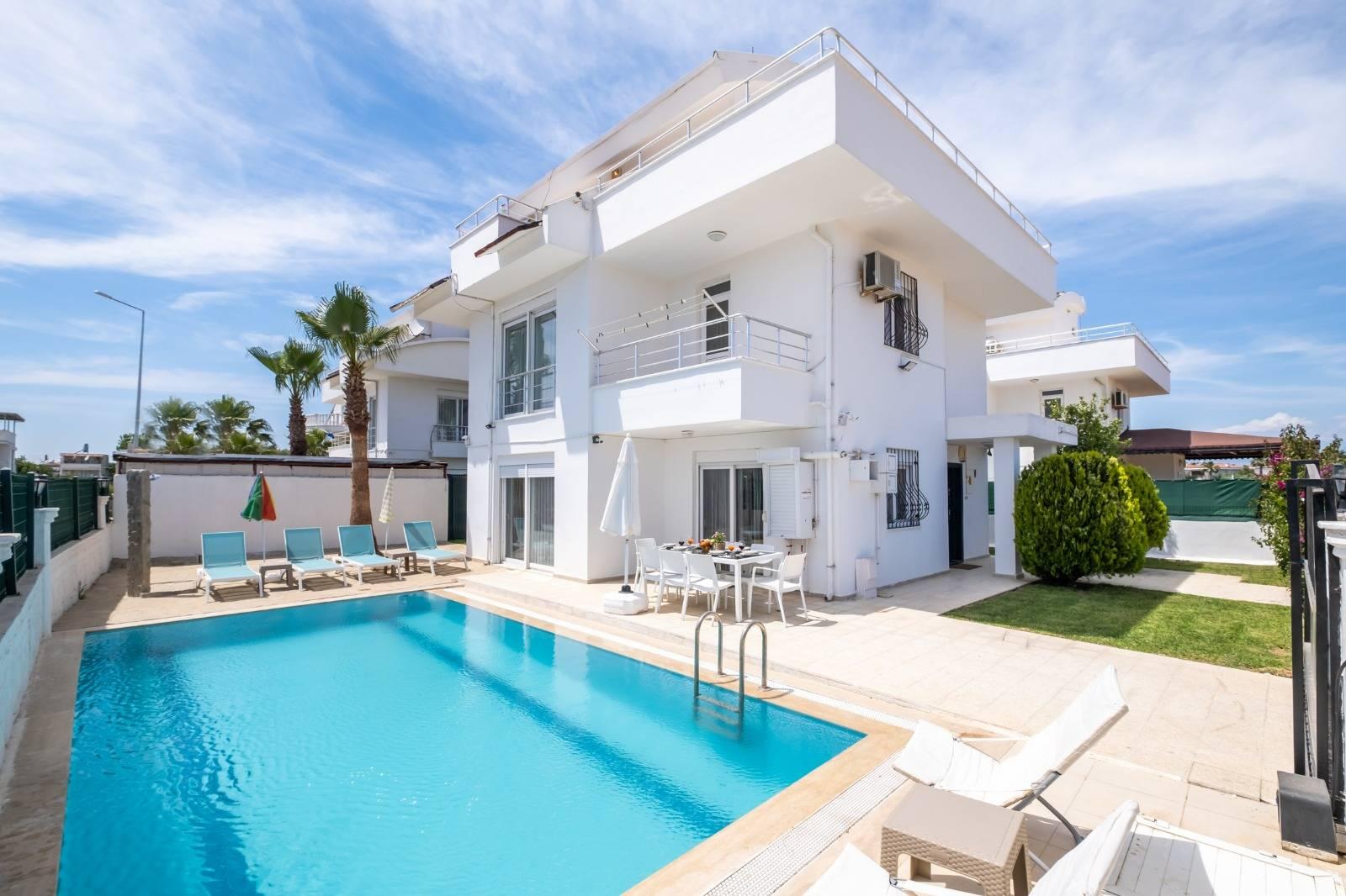 Serik Kadriye'de Geniş Bahçeli ve Özel Havuzlu, Kiralık Villa-30017