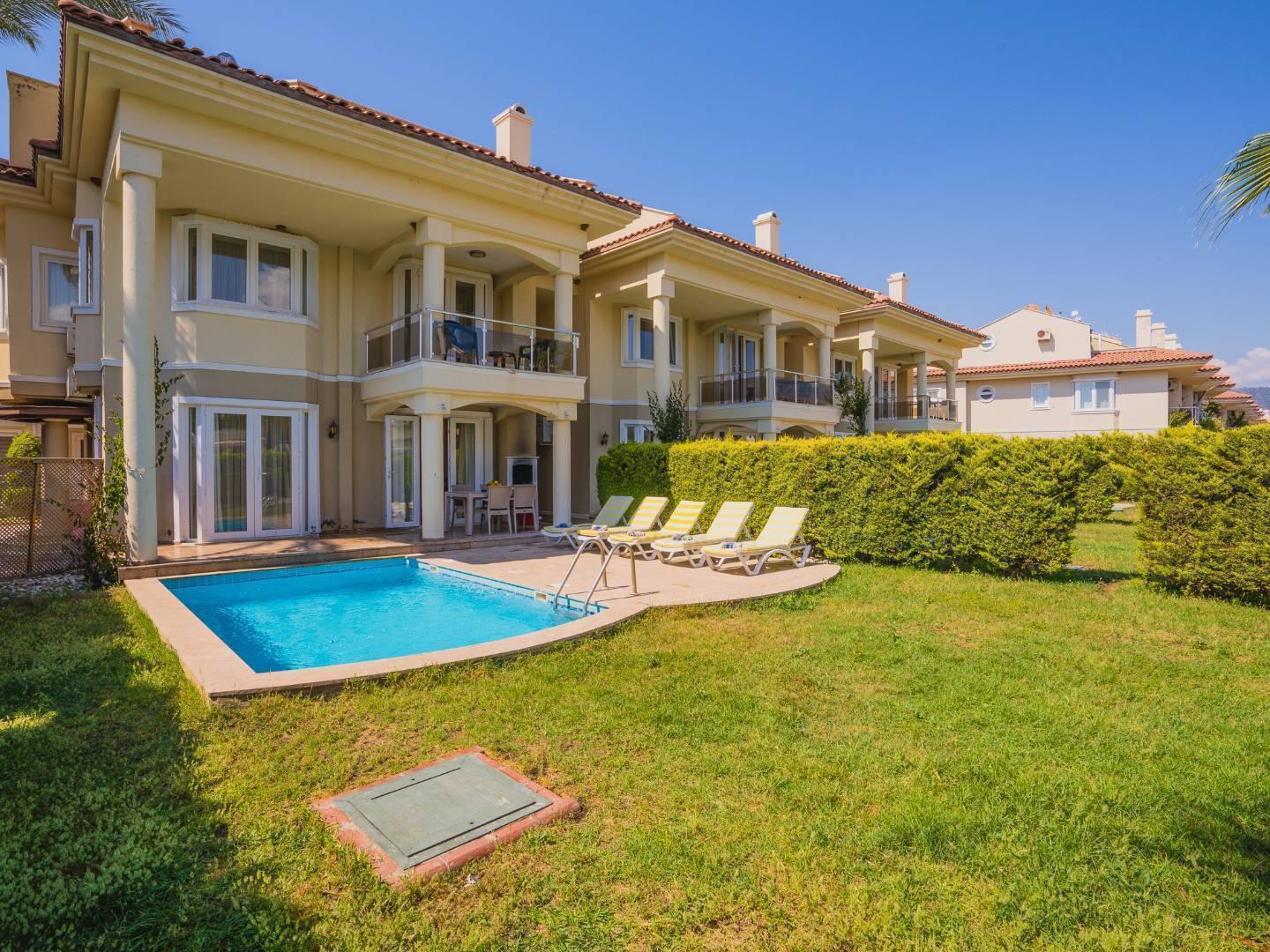 Fethiye Karagedik'te Site İçerisinde, Özel Plaj ve Havuzlu, Şık Villa-31235