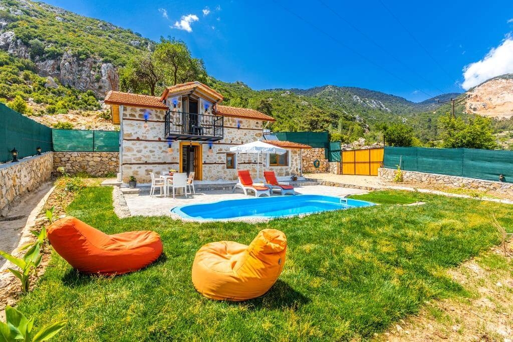 Kalkan İkizce'de Taş Mimarili, Özel Havuzlu, Geniş Bahçeli Villa